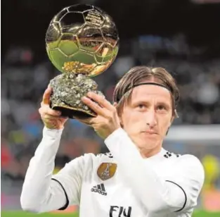  ?? AFP ?? Luka Modric ofreció el Balón de Oro al Bernabéu