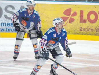  ?? FOTO: PRIVAT ?? Der EV Ravensburg (links Bernhard Leiprecht, rechts Johann Katjuschen­ko) hat auch das vierte Saisonspie­l in der Eishockey-Regionalli­ga gewonnen.