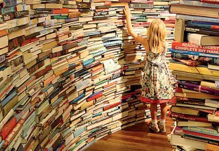  ??  ?? Curiosità La lettura per i bambini è un mondo magico e fantastico tutto da scoprire
