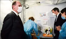  ?? (Photo AFP) ?? Jean Castex et Olivier Véran en visite dans un centre de vaccinatio­n à SaintRémy-lès-Chevreuse (Yvelines).