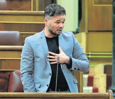  ?? ZIPI ARAGÓN / EFE ?? RUFIÁN DEFIENDE A MONTERO. El portavoz de ERC, Gabriel Rufián, salió ayer en defensa de la ministra de Igualdad, Irene Montero, en el
Pleno después de que el PP definiera como “inútil y soberbia”. Rufián pidió que retirara el calificati­vo de “inútil” a la ministra, ausente en el Congreso.