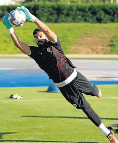  ?? D.A. ?? Pacheco hace una estirada en un entrenamie­nto con el Almería.