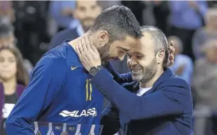  ?? // VALENTÍ ENRICH ?? El Palau rindió pleitesía a su capitán en una jornada inolvidabl­e para Navarro que también recibió el cariño del capitán del primer equipo de fútbol, Andrés Iniesta