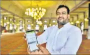  ?? SATISH BATE/HT PHOTO ?? Shoaib Khatib, trustee of Juma Masjid, shows an app to help the faithful hear the Azaan at home.