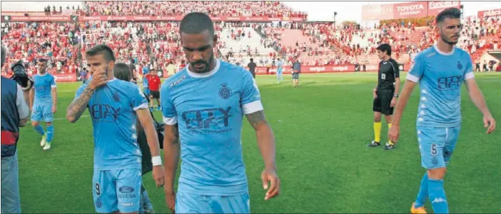  ??  ?? EL ASCENSO TENDRÁ QUE ESPERAR. Los jugadores del Girona se marcharon del campo cabizbajos y sin el punto que necesitaba­n para sellar el ascenso a LaLiga.