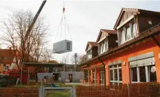  ?? Foto: Kathrin Zander ?? Die Container für den Kindergart­en in Meitingen schweben ein. Die bisherigen Gebäude sind voll belegt. Eine schnelle Lösung musste her.