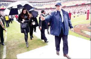  ?? ROB CARR/GETTY IMAGES/AFP ?? Dallas Cowboys owner Jerry Jones waves to fans prior to the start of their game against the Washington Redskins at FedEx Field on October 29.