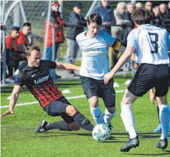  ?? FOTO: CHRISTIAN METZ ?? Linus Kleb (links) und der SV Oberzell mussten mächtig kämpfen, um gegen den SV Ochsenhaus­en (Andreas Ludwig und David Mayer) die drei Punkte zu Hause zu behalten.