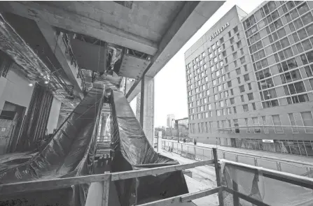  ?? ADAM CAIRNS/COLUMBUS DISPATCH ?? Constructi­on continues on the Hilton Columbus Downtown’s new tower.