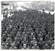  ??  ?? Tilfangeta­gne tyske soldater marcherer gennem Moskva i juli 1944 (herunder). Tyskerne blev sendt til fangelejre, og Stalin beordrede, at de gader, de havde marcheret igennem, skulle desinficer­es.
