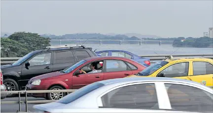  ?? CHRISTIAN VASCONEZ/ EXPRESO ?? Tránsito. El sentido del puente de la Unidad Nacional, cuyos carros vienen a Guayaquil de Durán y La Puntilla permanece saturado hasta las 10:30.