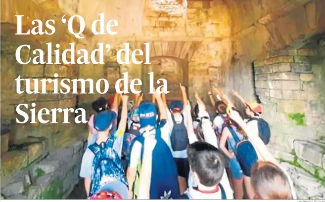  ?? YACIMIENTO DE OCURI ?? Un grupo de escolares disfrutan en una visita guiada del mausoleo de la ciudada romana de Ocuri, en Ubrique, primer yacimiento arqueológi­co en ostentar la Q de Calidad en España.