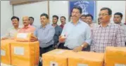  ?? PRAFUL GANGURDE/HT ?? The Thane antiextort­ion cell officers with the seized drugs, on Wednesday.