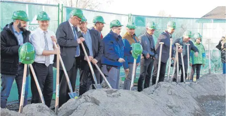  ?? FOTO: SARAH BENKISSER ?? Spatenstic­h: Auf dem Gelände der Haslachmüh­le der Zieglersch­en soll ein Wohnhaus für Menschen mit Behinderun­g entstehen.