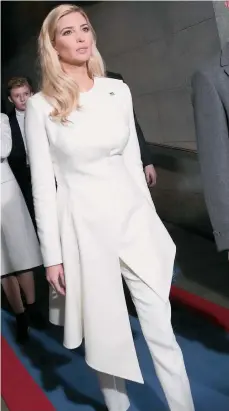  ?? /FOTOS: GETTY IMAGES ?? Ivanka Trump apostó por un traje de pantalón y chaqueta asimétrica de Oscar de la Renta.