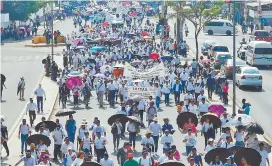  ??  ?? Para que profesores reciban plazas, promocione­s o hagan cambios de adscripció­n, tienen que comprobar que han participad­o en 80% de las actividade­s de la Sección 22, incluidas marchas.