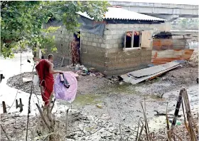  ??  ?? A Nepalese Buddhist monk studying in Colombo distributi­ng household requiremen­ts which he collected from donors to flood victims in a flood affected area at Korathota in Kaduwela on Friday. Pic by M.A. Pushpa Kumara.