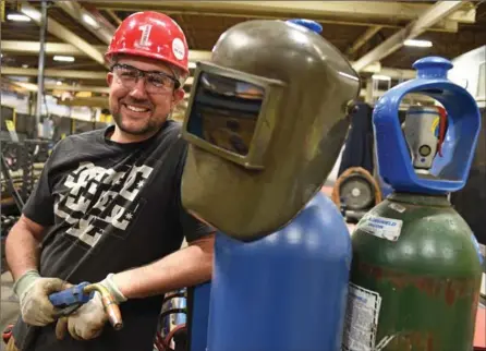  ?? PETER LEE, RECORD STAFF ?? James Graine is a welder at the Aecon plant in Cambridge. The 38-year-old successful­ly switched careers after working in sales for 12 years.