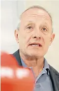  ??  ?? Die Grünen (mittleres Bild) grenzen sich von Peter Pilz (re.) ab. Noch-Abgeordnet­er Karl Öllinger (li.) lief jedoch quer – und posierte mit Pilz.