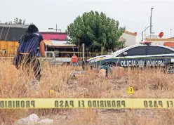  ??  ?? La otra mujer fue abandonada en una banqueta