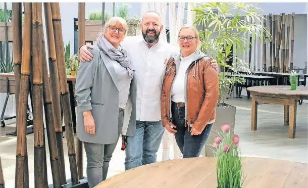  ?? FOTO: ROLAND KEUSCH ?? Bislang ließ sich der Lichthof der Technologi­efabrik über Petra Hochwald (r.) buchen. Ab sofort ist das direkt über Sabine Klaas und Horst Andree Söhngen vom Team Gastronomi­e möglich.