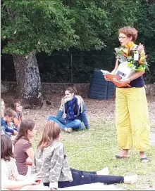  ??  ?? Les enfants de toutes les classes avaient préparé un book qui a été remis à Maîtresse Fabienne