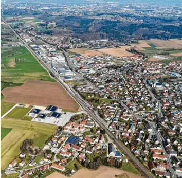  ?? Archivfoto: Marcus Merk ?? Die Gemeinde Diedorf wünscht sich für das Unterdorf links der Bahnlinie einen Tunnel für die B-300-Umfahrung. Ob mit oder ohne Tunnel: Die erste Reihe der Häuser an der Bahnlinie müsste geopfert werden.