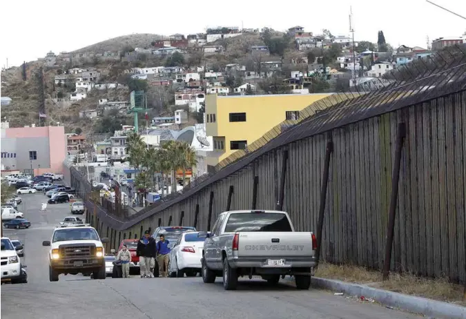  ?? JON INGEMUNDSE­N ?? Det er ikke Donald Trump som har funnet opp at det skal gå en mur mot Mexico. Denne barrieren mellom Arizona og Mexico ble reist lenge før Trump ble valgt til president.