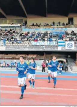  ?? MANUEL ARANDA ?? Los jugadores del XDFC saltando al campo ante el Cabecense.