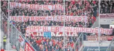  ?? FOTO: HARTENFELS­ER/IMAGO IMAGES ?? Der Tick zu viel: das Banner der Bayern-Fans.