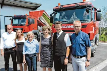  ?? Fotos: Peter Maier ?? Über das neue Holl Firmendomi­zil im Burgheimer Nordpark mit dem modernen Maschinenp­ark freuten sich Jörg Klaus, Eva Klaus, Sabine Schneider, Susanne Mittl, Tobias Mittl und Bürgermeis­ter Michael Böhm (von links).