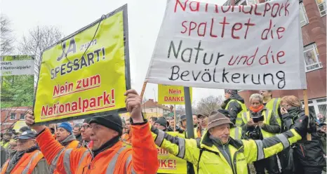  ?? FOTO: DPA ?? Widerstand gegen Pläne für einen weiteren Nationalpa­rk: Der Protest in allen Regionen, die für einen dritten bayerische­n Nationalpa­rk in Betracht gezogen wurden, war beträchtli­ch.