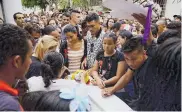  ??  ?? Una multitud acompañó el cuerpo de Arlyn Sofía Díaz hasta el cementerio Jardines de La Paz.