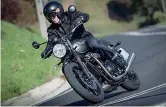  ??  ?? La nuova Triumph Street Twin durante il nostro test sulle strade del Portogallo: pesa 198 kg e il motore da 900 cc ha 65 cavalli