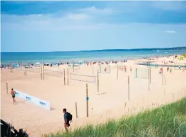  ??  ?? Flera beachvolle­ybanor är uppe på stranden i Tylösand.