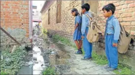  ?? DEEPAK GUPTA/HT PHOTO ?? School children walk beside overflowin­g sewage through a narrow lane in Gonda, which has been declared as the dirtiest city in the country.