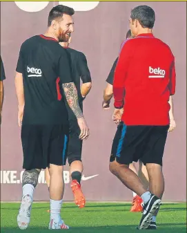  ?? FOTO: PEP MORATA ?? Messi y Valverde charlan animadamen­te antes de un entrenamie­nto