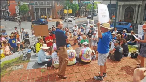  ?? BILL RETTEW JR. — DIGITAL FIRST MEDIA ?? West Chester Mayor Jordan Norley addresses 200 protesters who just want to be heard.