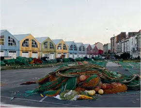  ??  ?? 5 bilder:
5 Fischernet­ze am Hafen von Ribeira: Wo sollen die zukunftssi­cheren Jobs herkommen? 6