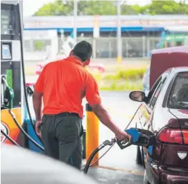  ?? ALONSO TENORIO ?? Las gasolinera­s aplicarán una leve rebaja a inicios de agosto. En la foto, Cristian Agüero, de la estación CICSA, en Tibás.