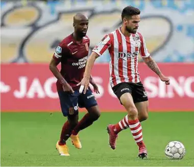  ?? Foto: Getty Images ?? Linksverte­idiger Mica Pinto (r.), hier vor Eli Dasa (Vitesse), steht beim niederländ­ischen Erstligist­en Sparta Rotterdam unter Vertrag.