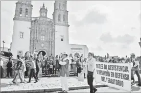  ??  ?? ▲ Jesusa Rodríguez (al centro), activista y senadora por Morena, durante su participac­ión en una protesta que se llevó a cabo ayer en Dolores Hidalgo, Guanajuato, contra una mina a cielo abierto de la empresa canadiense Argonaut Gold en la comunidad de San Antón de las Minas. Foto La Jornada