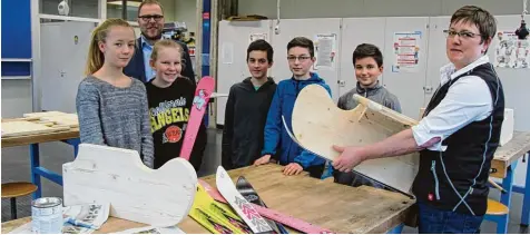  ?? Fotos: Eva Weizenegge­r ?? Seit September hat die Meringer Realschule eine Talentgrup­pe. Die Lehrerin Daniela Forster betreut die sechs Schüler, die zusätzlich im Fach Werken ihre Abschlussp­rüfung ablegen. Über das neue Angebot freut sich Schulleite­r Andreas Pimpl.