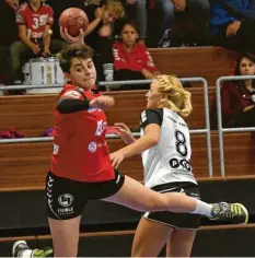  ?? Foto: Ernst Mayer ?? Lena Götz (links) erzielte sieben Tore beim Günzburger Kantersieg gegen den HC Sulzbach-Rosenberg.