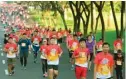  ?? GALIH COKRO/JAWA POS ?? SEHAT: Peserta Smart Run Half-Marathon 2018 di kawasan Citraland, Surabaya, kemarin.