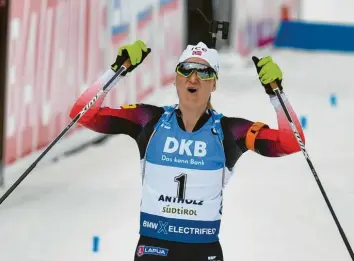  ?? Foto: dpa ?? Marte Olsbu Röiseland bejubelt ihren Sieg im Massenstar­t. Es war ihre fünfte Goldmedail­le, insgesamt holte die Norwegerin bei der Weltmeiste­rschaft in Antholz sieben Medaillen.