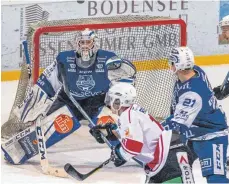  ?? FOTO: CHRISTIAN FLEMMING ?? Während die Lindau Islanders den Eisbären Regensburg mit 1:6 unterlagen, gewannen die Memmingen Indians zwei Tage zuvor überrasche­nd mit 4:1 beim Oberliga-Tabellenfü­hrer.