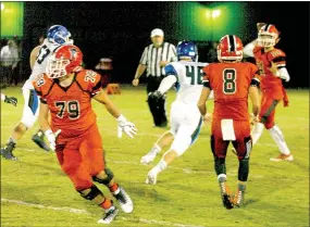  ?? MARK HUMPHREY ENTERPRISE-LEADER ?? With Greenbrier putting on an all-out rush against Farmington quarterbac­k Trey Waggle, Javan Jowers (No. 8) slips undetected into the flat to await a screen pass during the 2016 football season. Jowers, an incoming senior, is seeking a Congressio­nal...