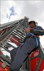  ?? (Photos Eric Ottino et Xavier Demarte - Sdis) ?? Les Sharks ont passé, hier, la matinée avec les sapeurs-pompiers d’Antibes. L’occasion de peaufiner la cohésion, la solidarité et le travail d’équipe.