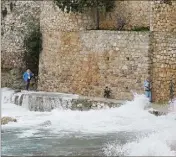  ?? (Photo É.O.) ?? À Saint-Jean-Cap-Ferrat, des amateurs de sensations fortes affrontaie­nt hier encore le sentier du littoral.